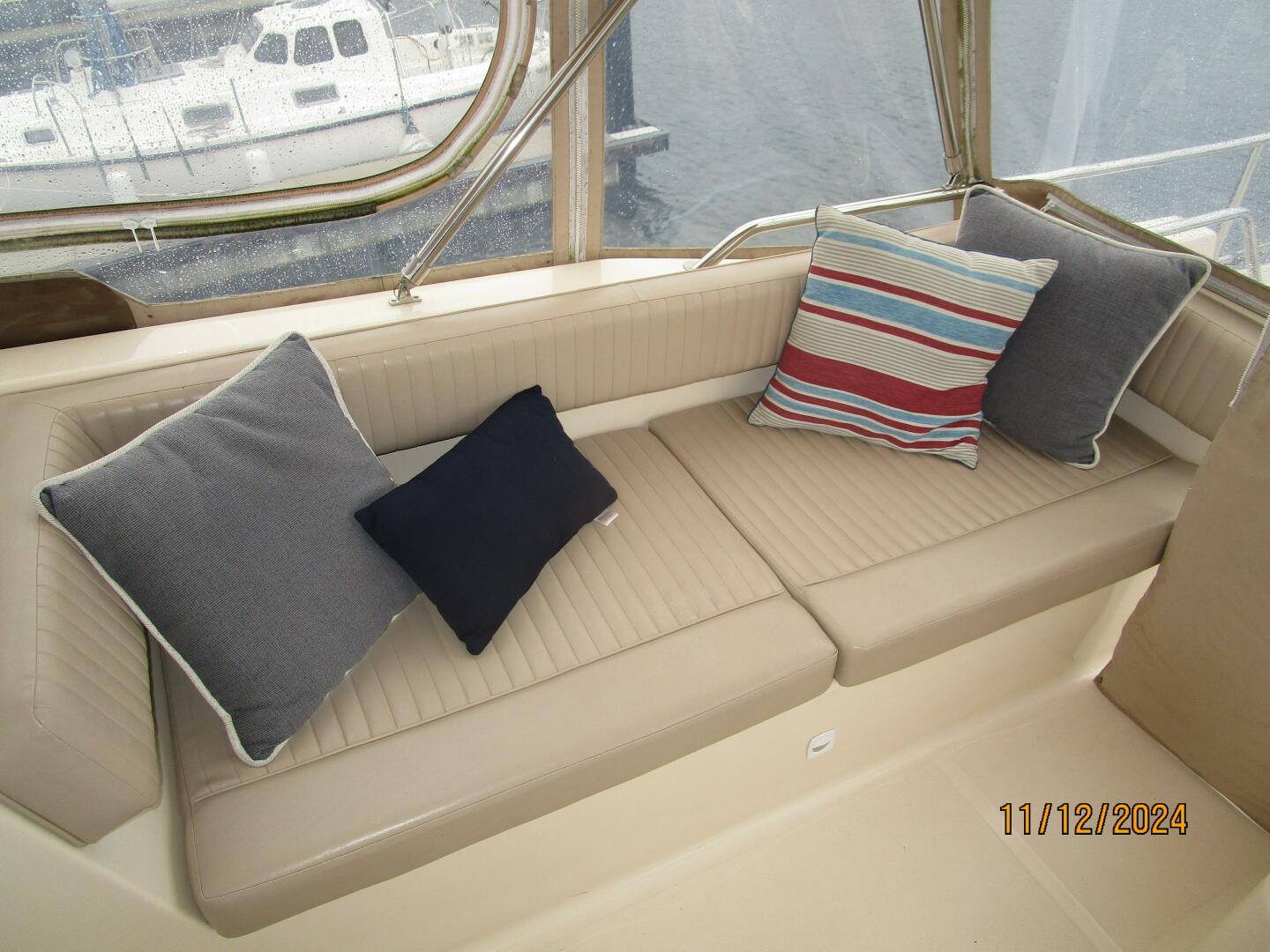 Slide: The Image of 40' Mainship flybridge starboard aft seating - 4801587