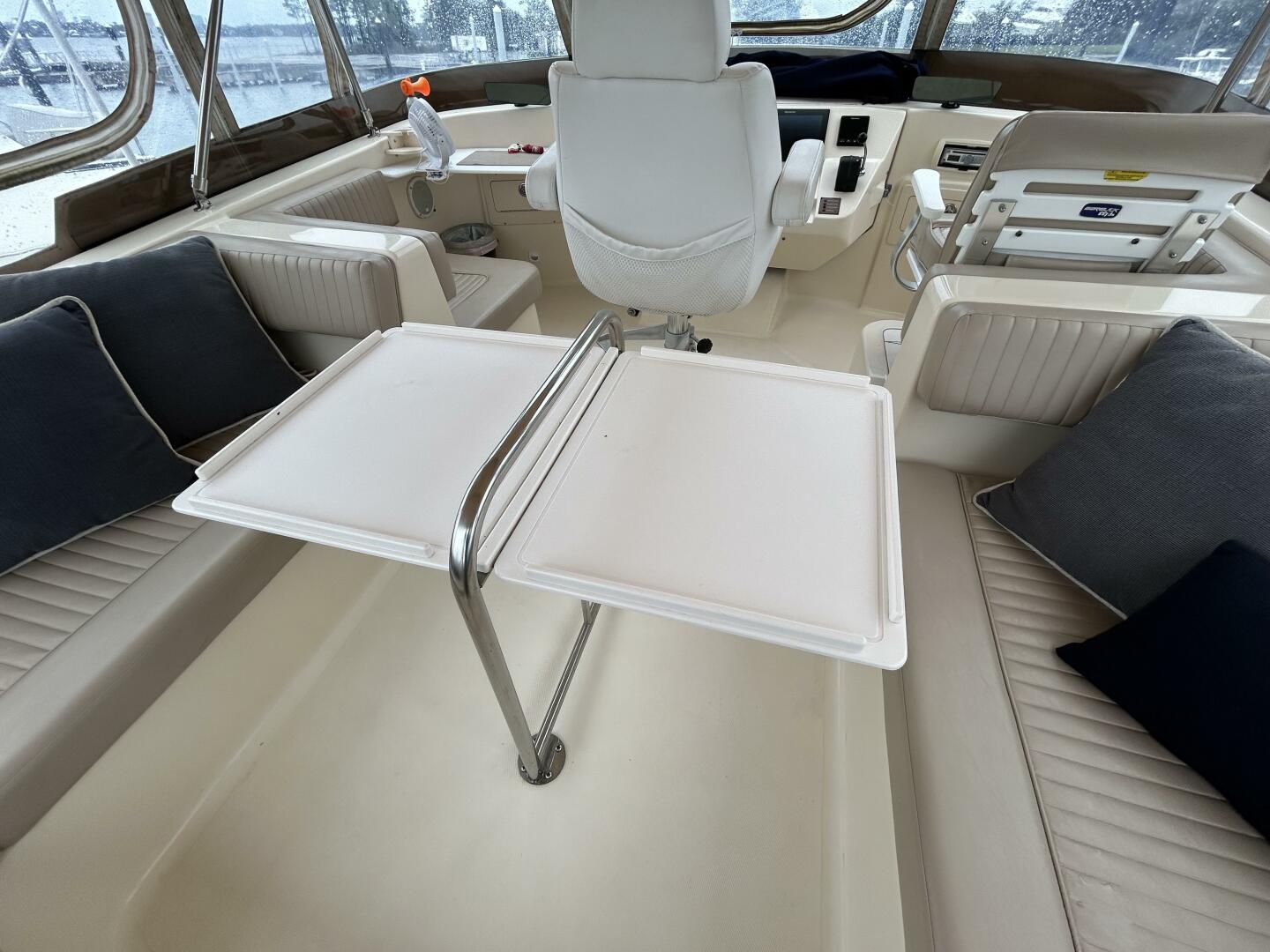 Slide: The Image of 40' Mainship flybridge table - 4801596