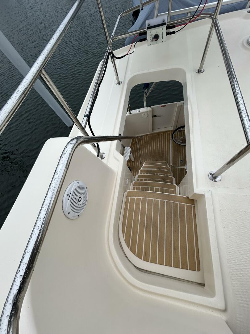 Slide: The Image of 40' Mainship flybridge-aftdeck stairs - 4801600