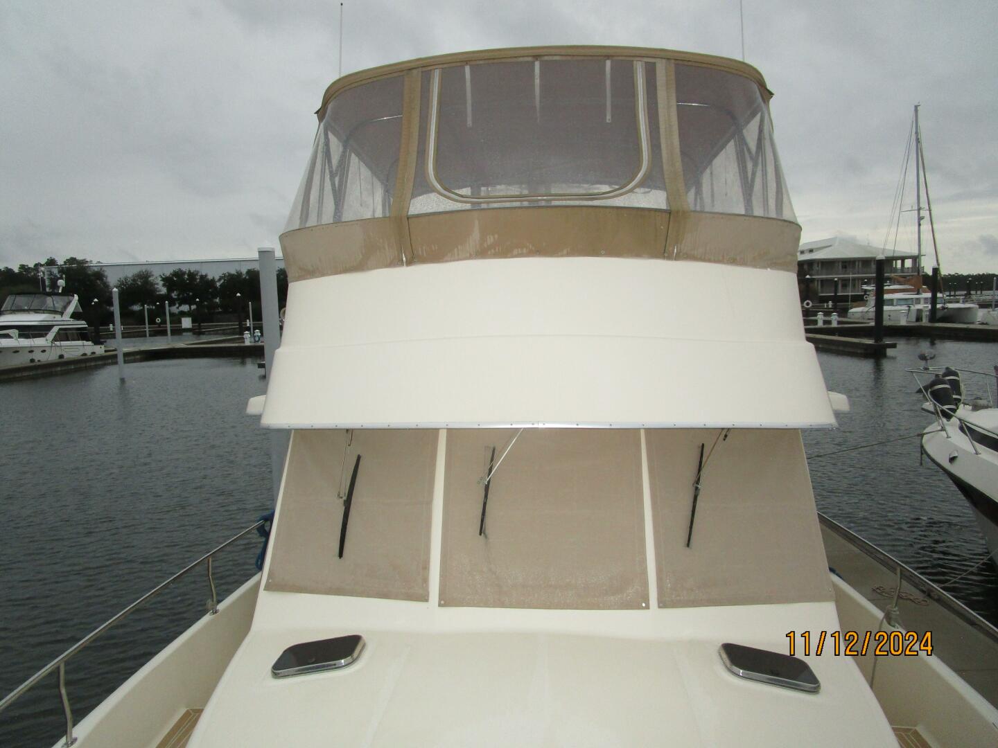 Slide: The Image of 40' Mainship foredeck aft - 4801644