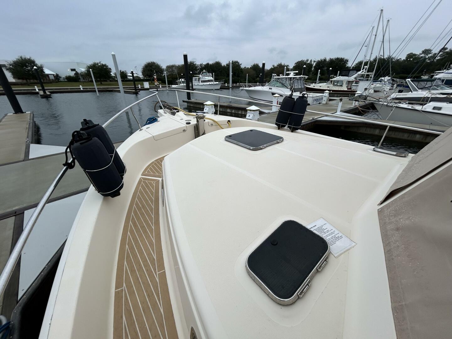 Slide: The Image of 40' Mainship foredeck1 - 4801651