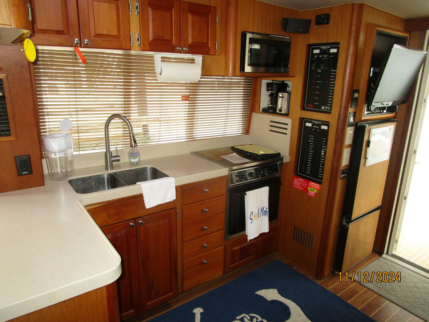 Slide: The Image of 40' Mainship galley2 - 4801657