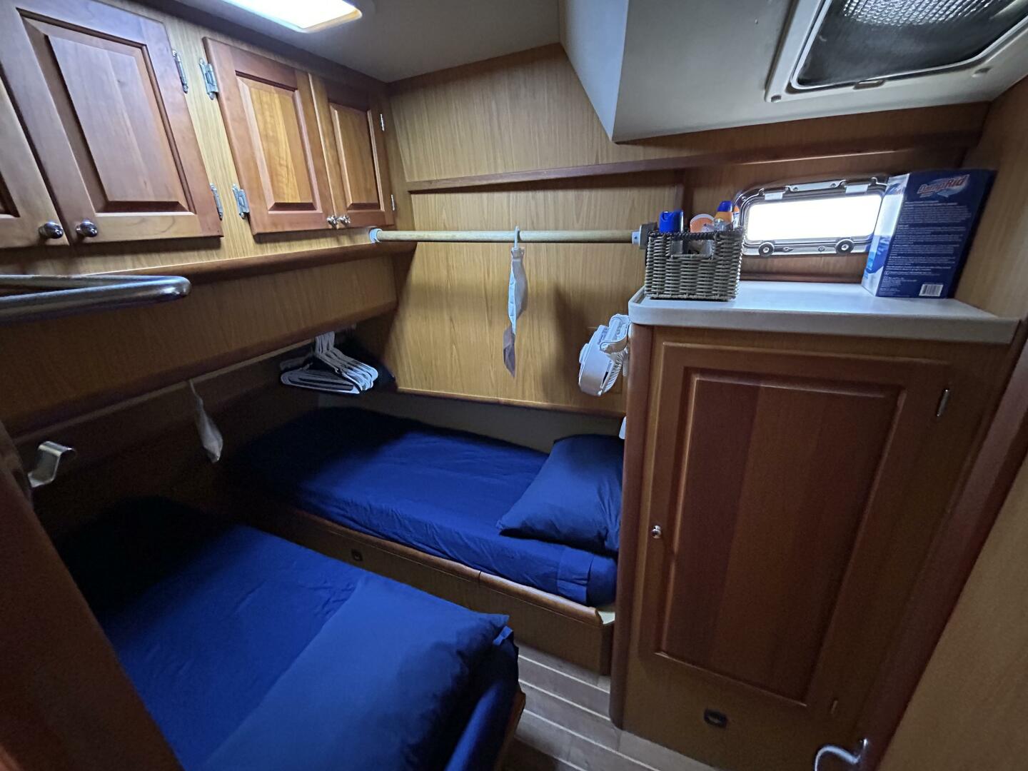 Slide: The Image of 40' Mainship guest stateroom - 4801672
