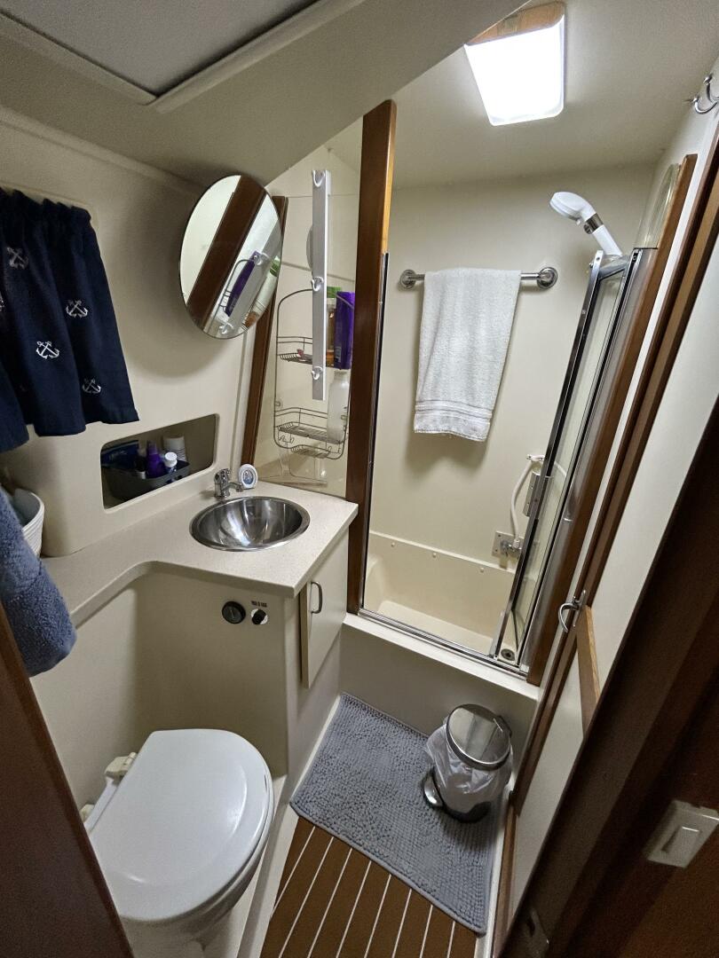 Slide: The Image of 40' Mainship head-shower - 4801673