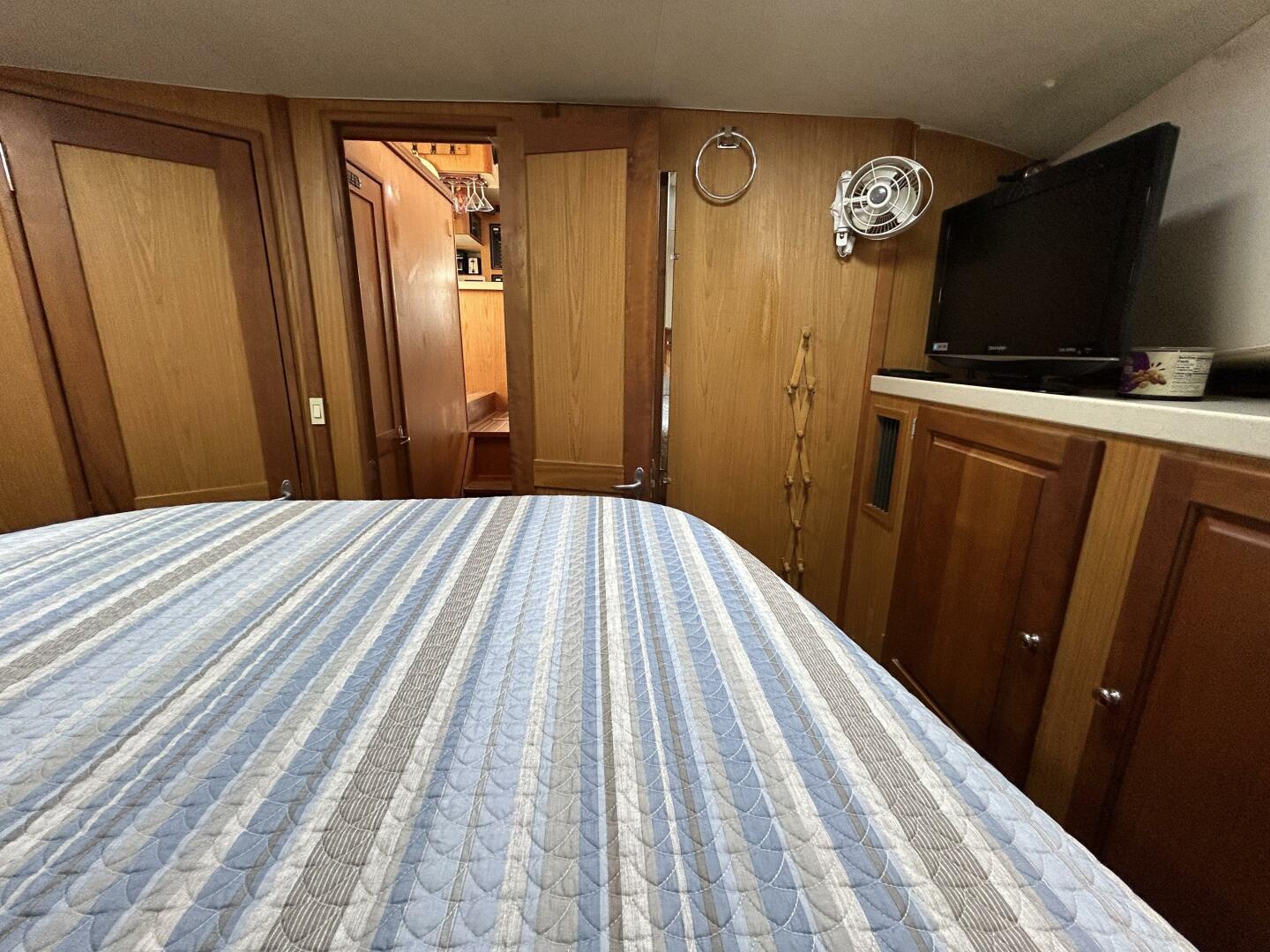 Slide: The Image of 40' Mainship master stateroom aft - 4802554