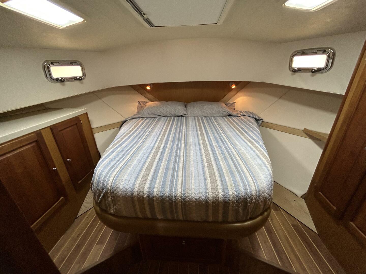 Slide: The Image of 40' Mainship master stateroom - 4802555