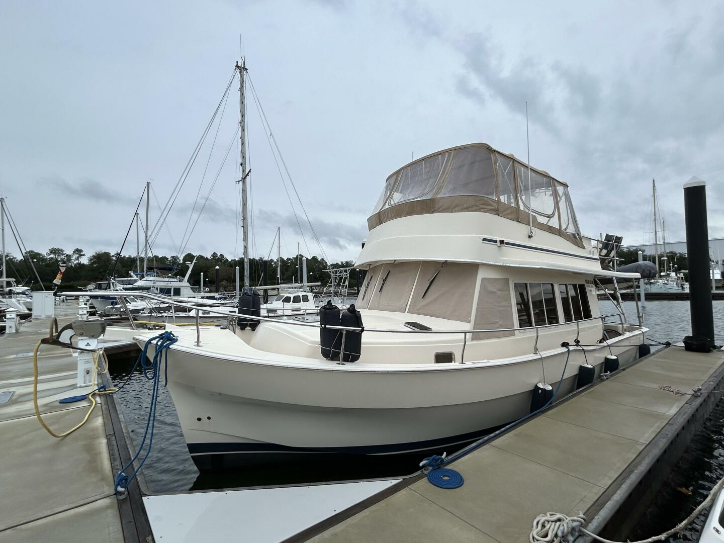 Slide: The Image of 40' Mainship port forward profile - 4802561
