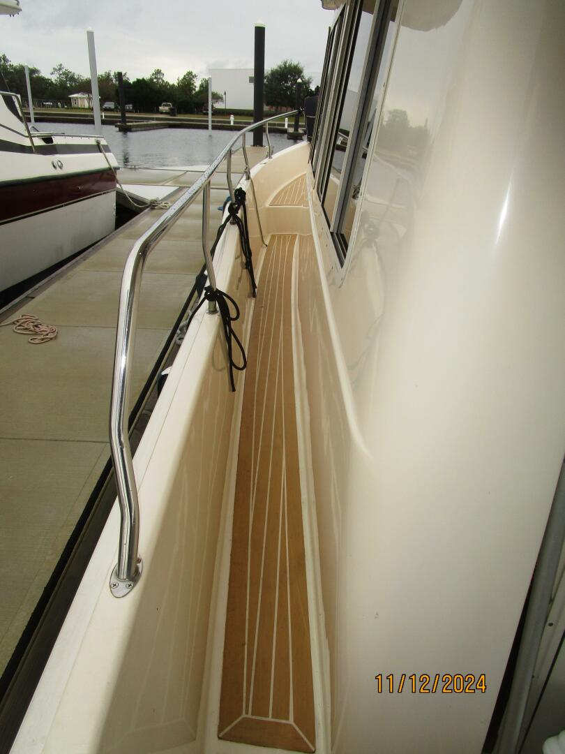 Slide: The Image of 40' Mainship port side deck1 - 4802562