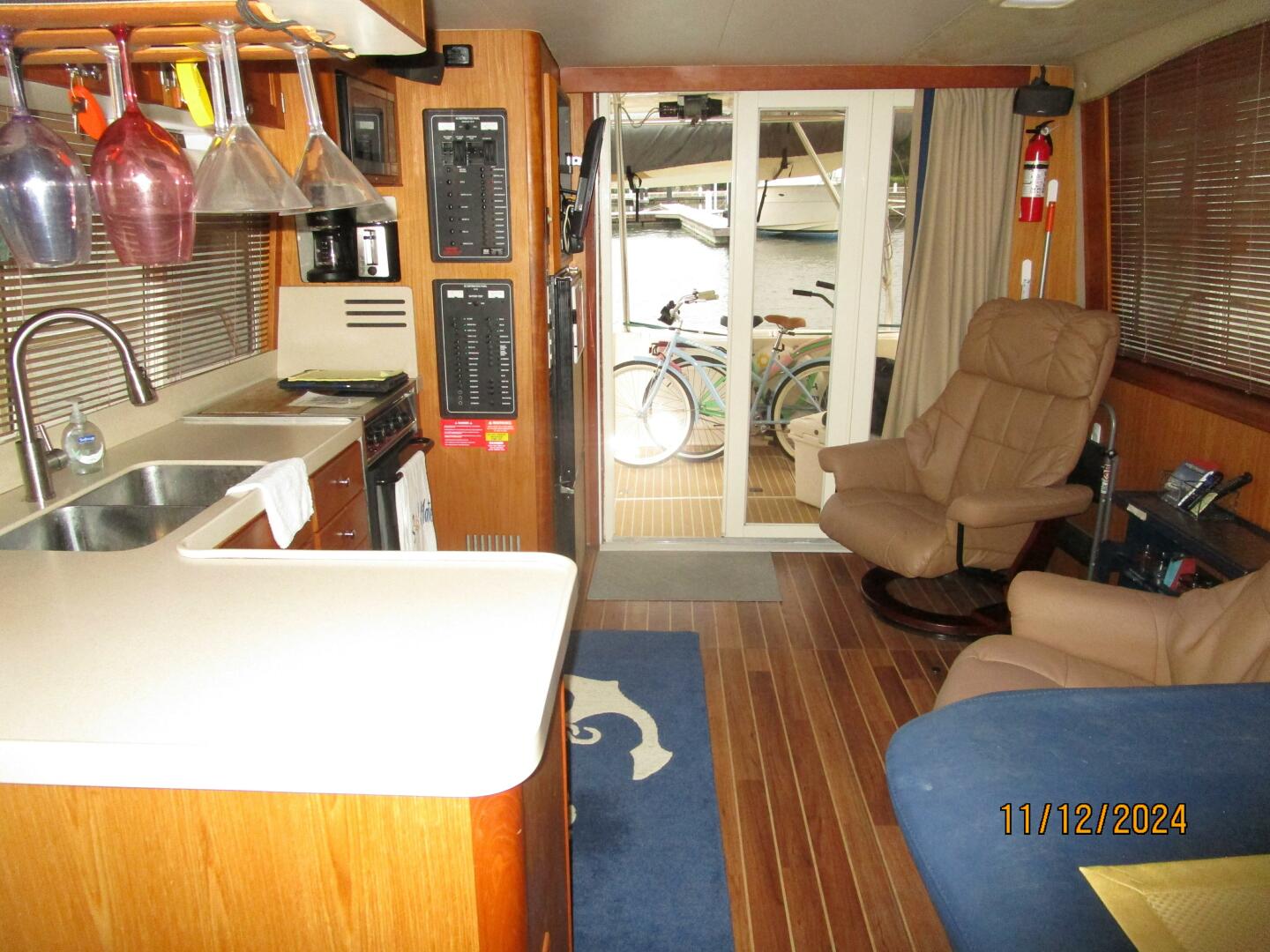 Slide: The Image of 40' Mainship salon aft - 4802565