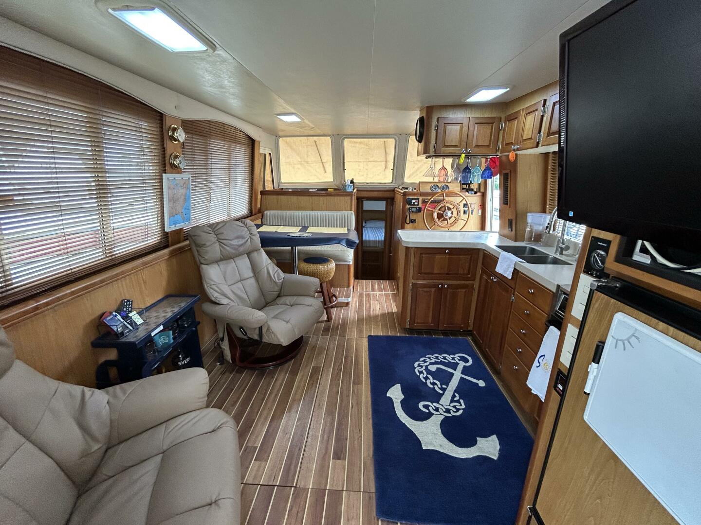 Slide: The Image of 40' Mainship salon forward - 4802566