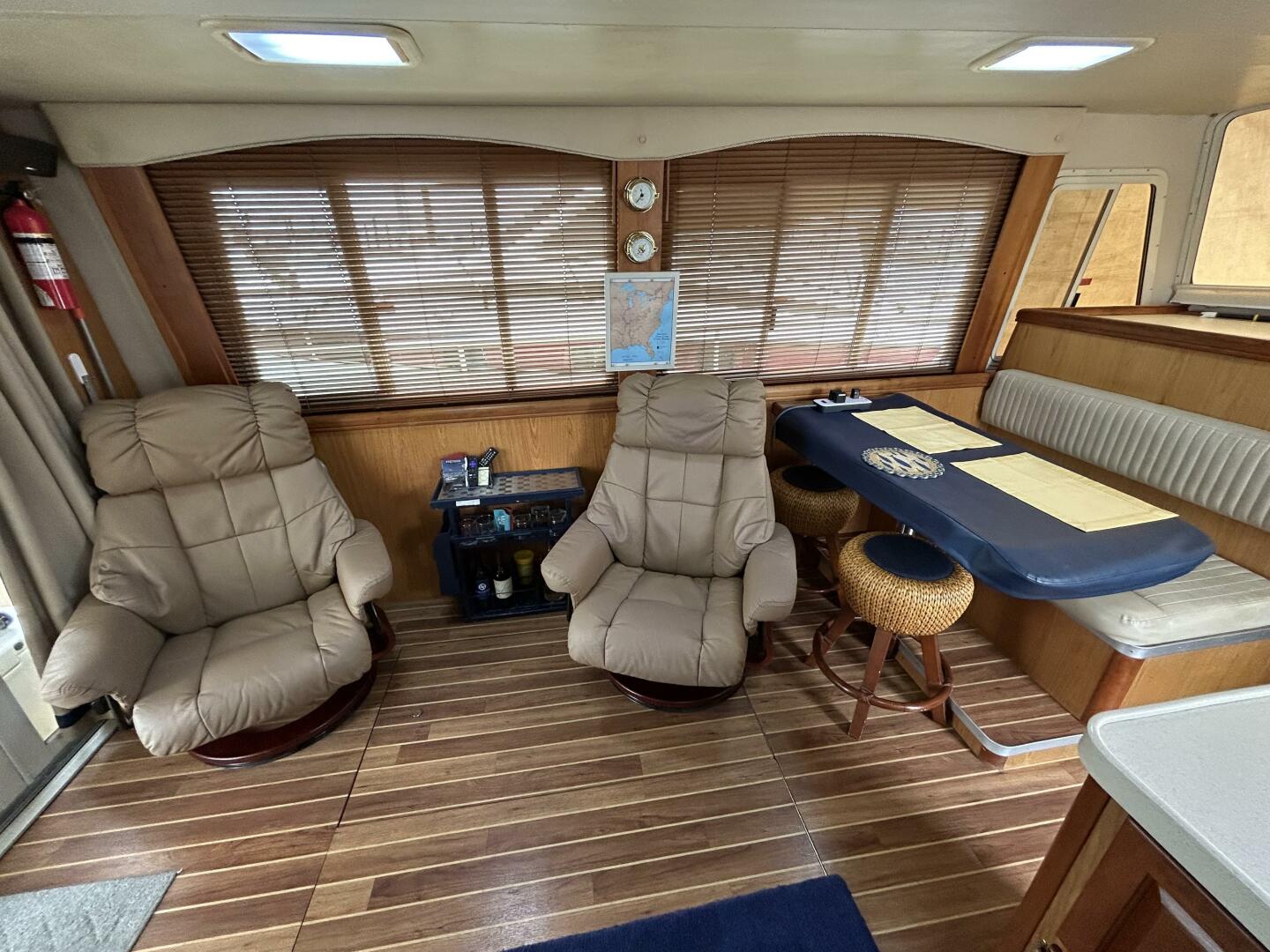 Slide: The Image of 40' Mainship salon port - 4802567