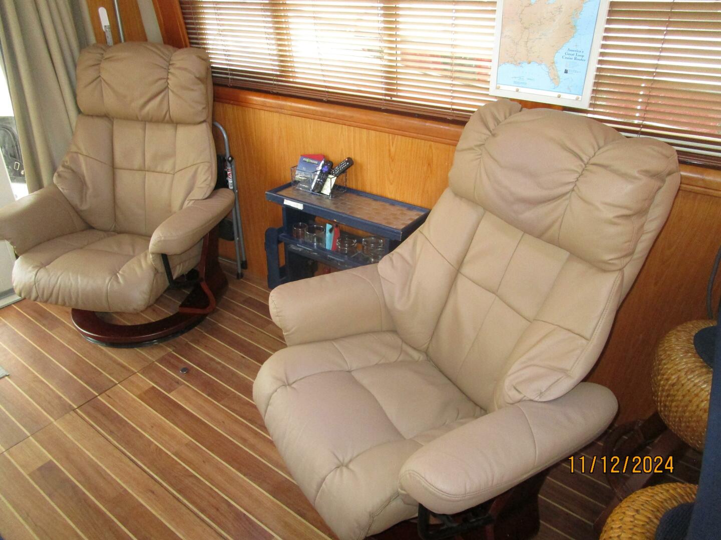 Slide: The Image of 40' Mainship salon port seating - 4802568
