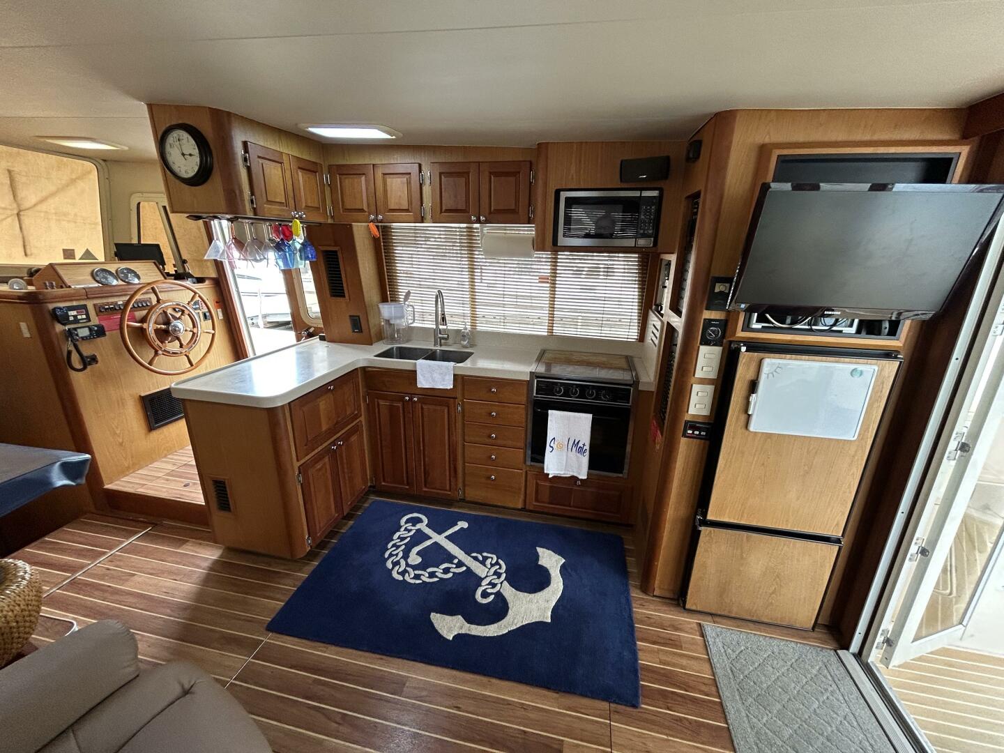 Slide: The Image of 40' Mainship salon starboard - 4802570