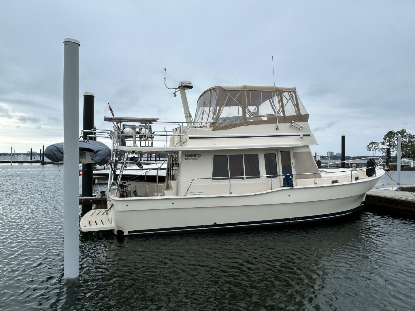 Slide: The Image of 40' Mainship starboard aft profile - 4802572
