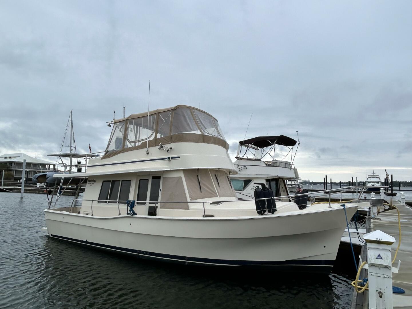 Slide: The Image of 40' Mainship starboard forward profile - 4802574