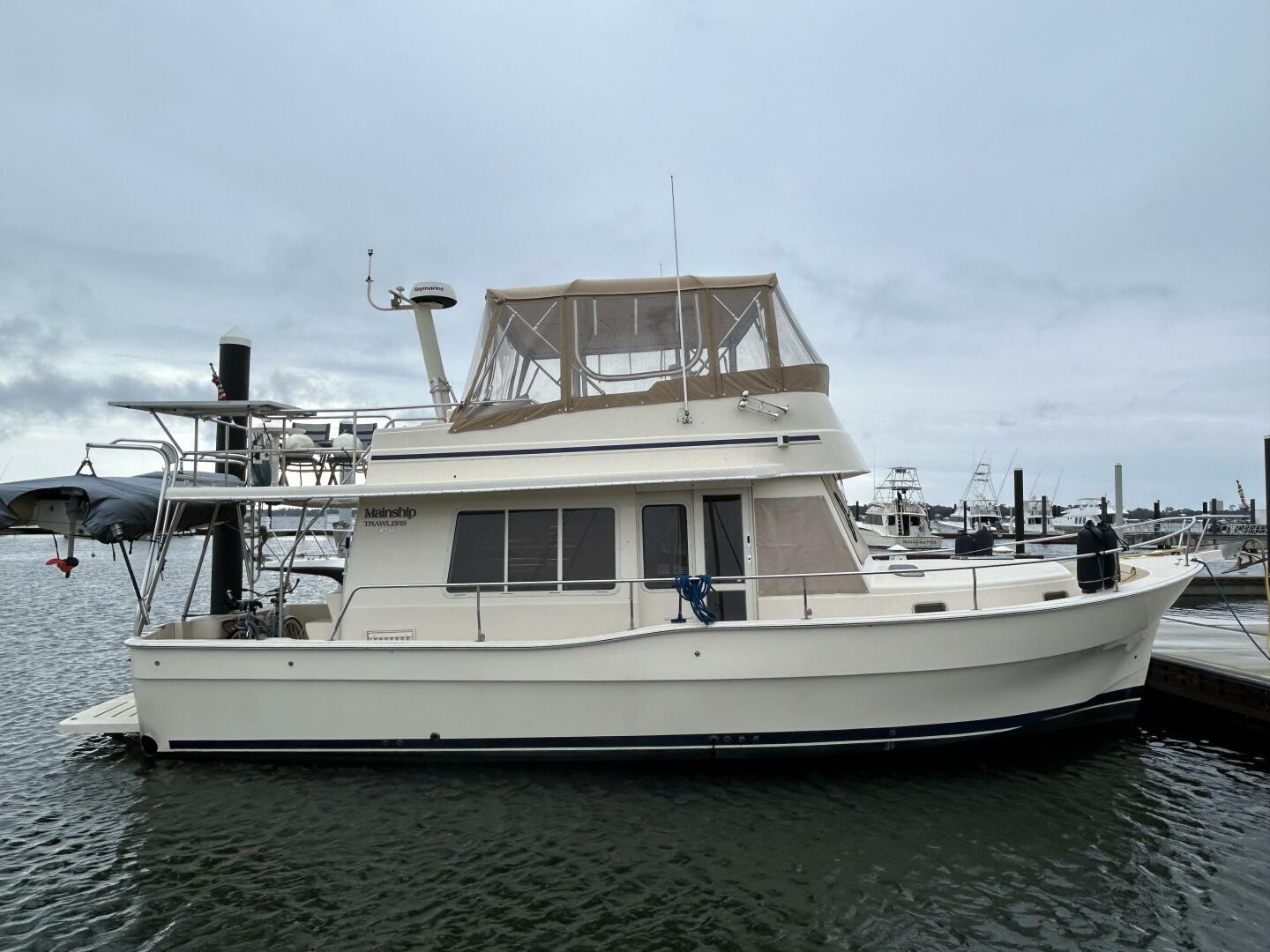 Slide: The Image of 40' Mainship starboard profile - 4802575