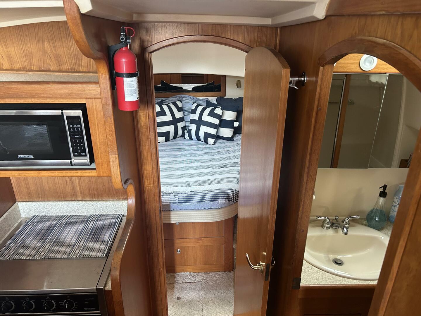 Slide: The Image of Mainship 430 - 20