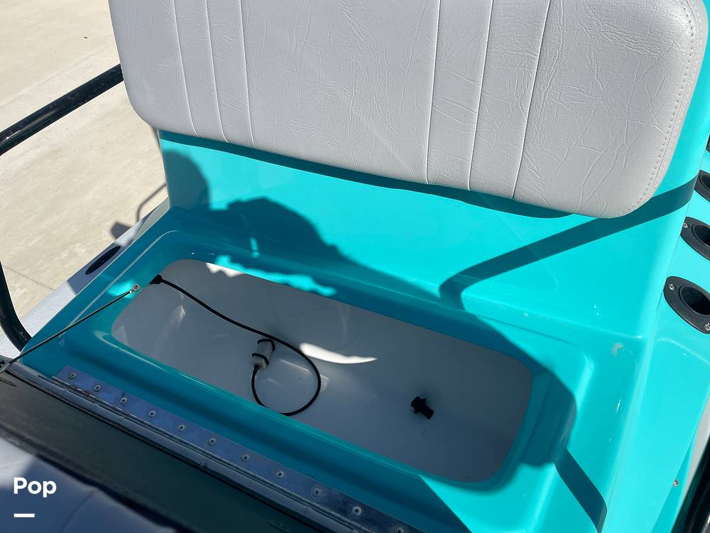 Slide: The Image of Passenger Seat With Backrest And Live Well - 14987164