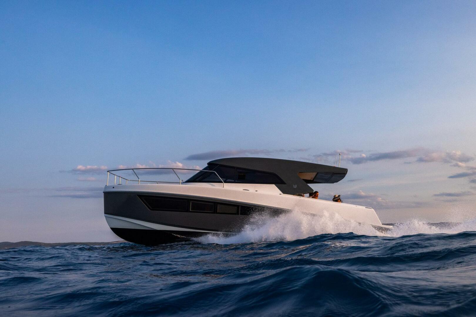 Slide: The Image of Makai M42 Enclosed Saloon 2025 - 5169393