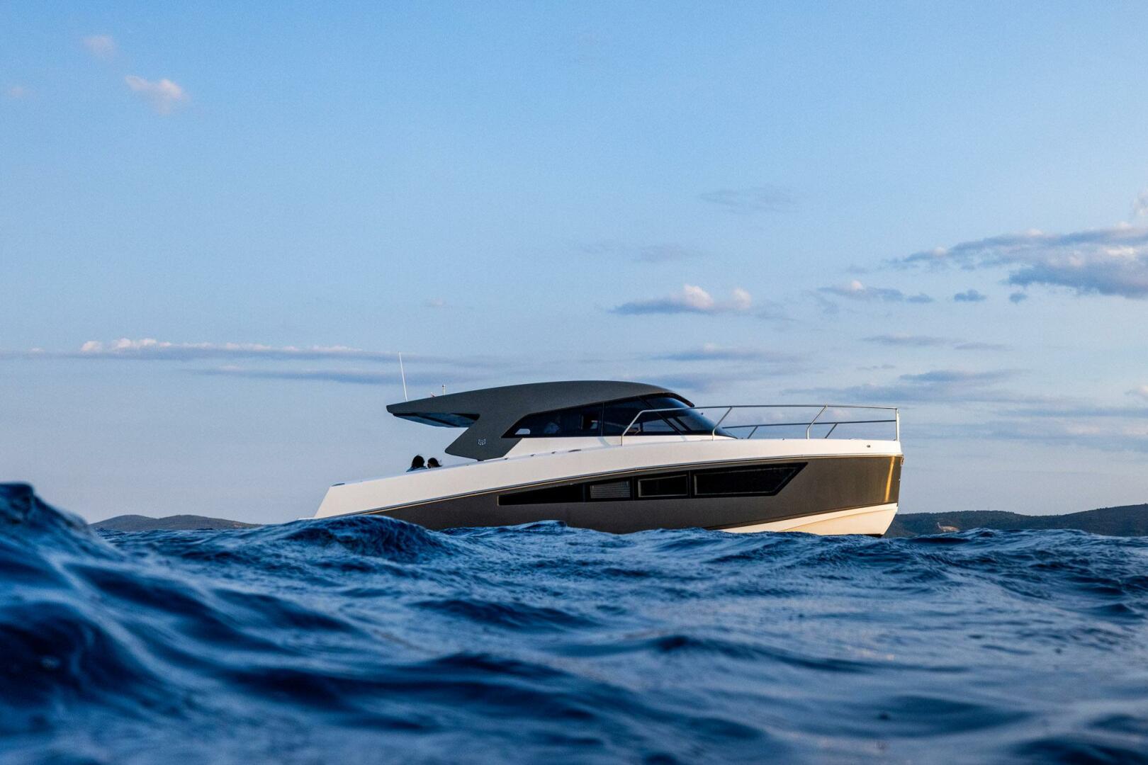Slide: The Image of Makai M42 Enclosed Saloon 2025 - 5169413