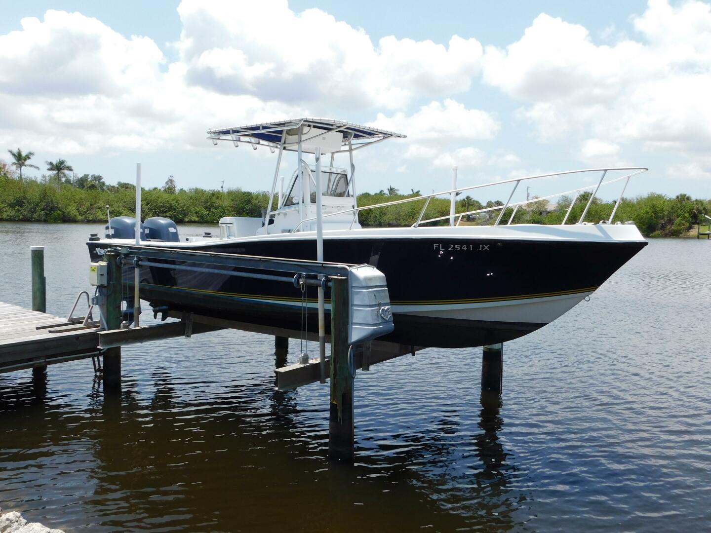 Slide: The Image of Mako 254 Center Console 1985 - 5300639