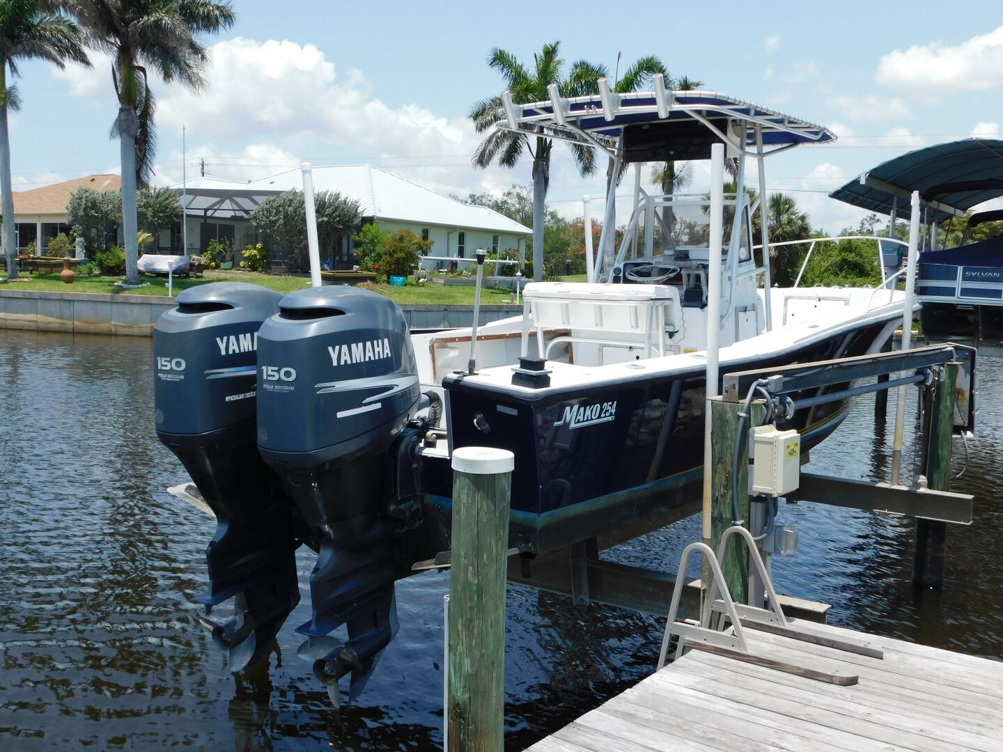 Slide: The Image of Mako 254 Center Console 1985 - 5300643