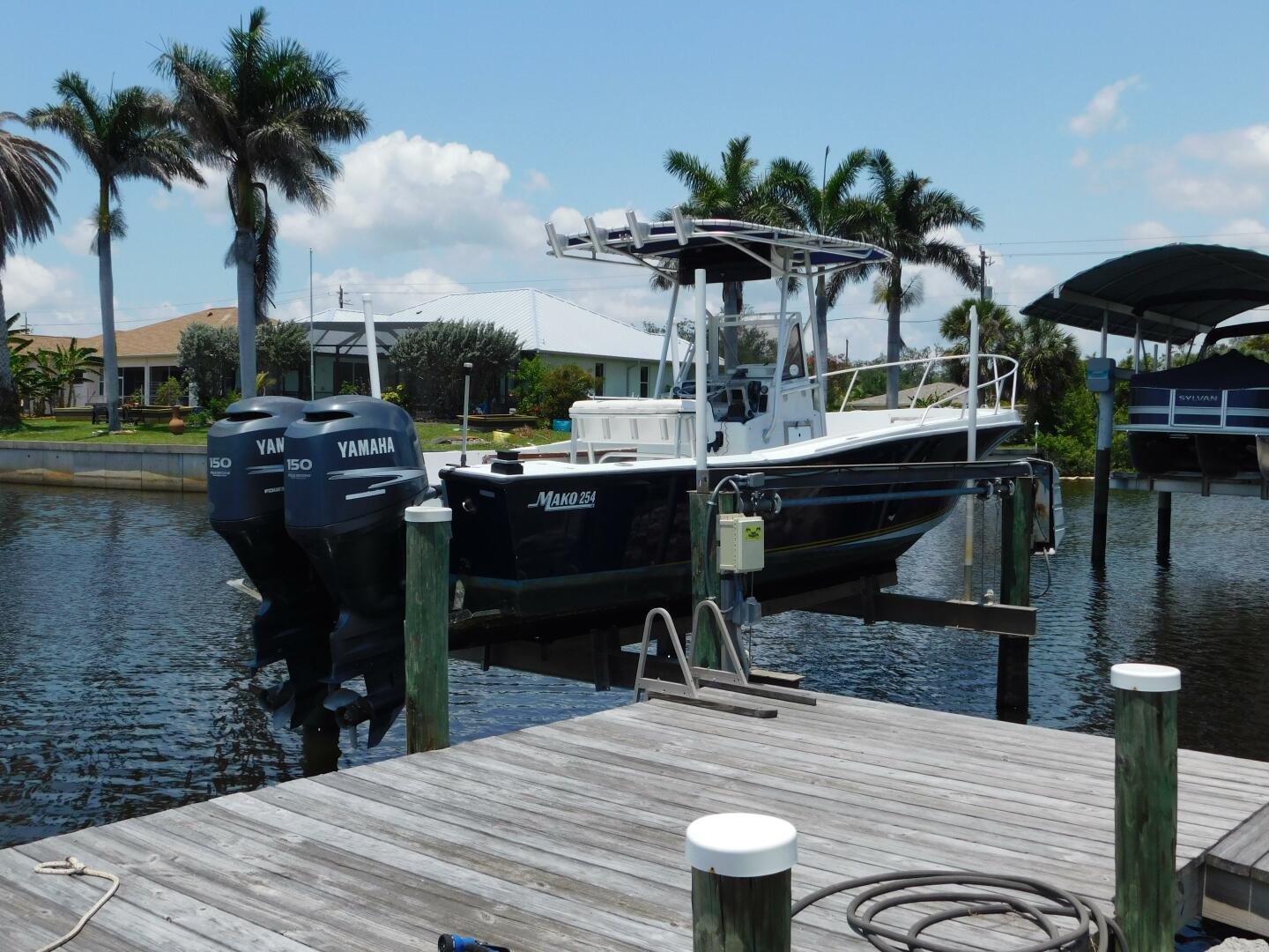 Slide: The Image of Mako 254 Center Console 1985 - 5300644