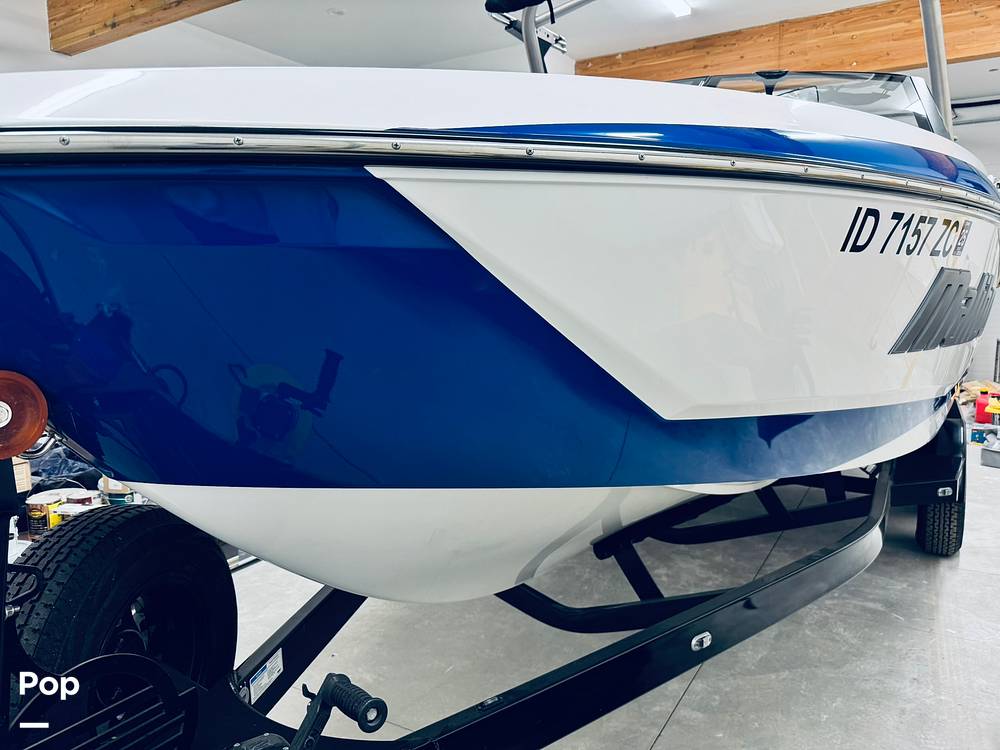 Slide: The Image of Malibu 22 LSV 2023 - 15300369