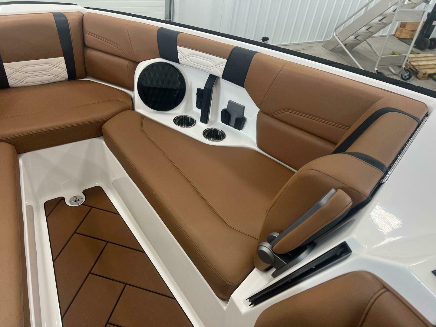 Slide: The Image of Malibu 26 LSV 2023 - 4441740