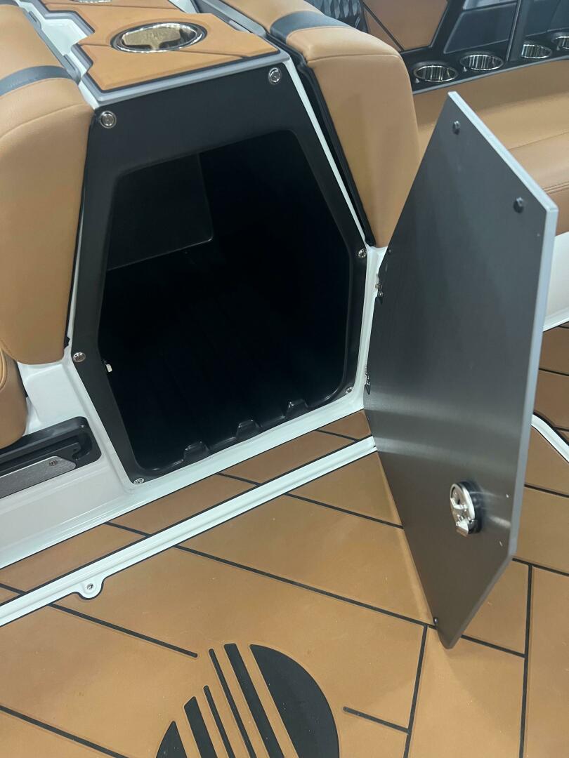 Slide: The Image of Malibu 26 LSV 2023 - 4441747