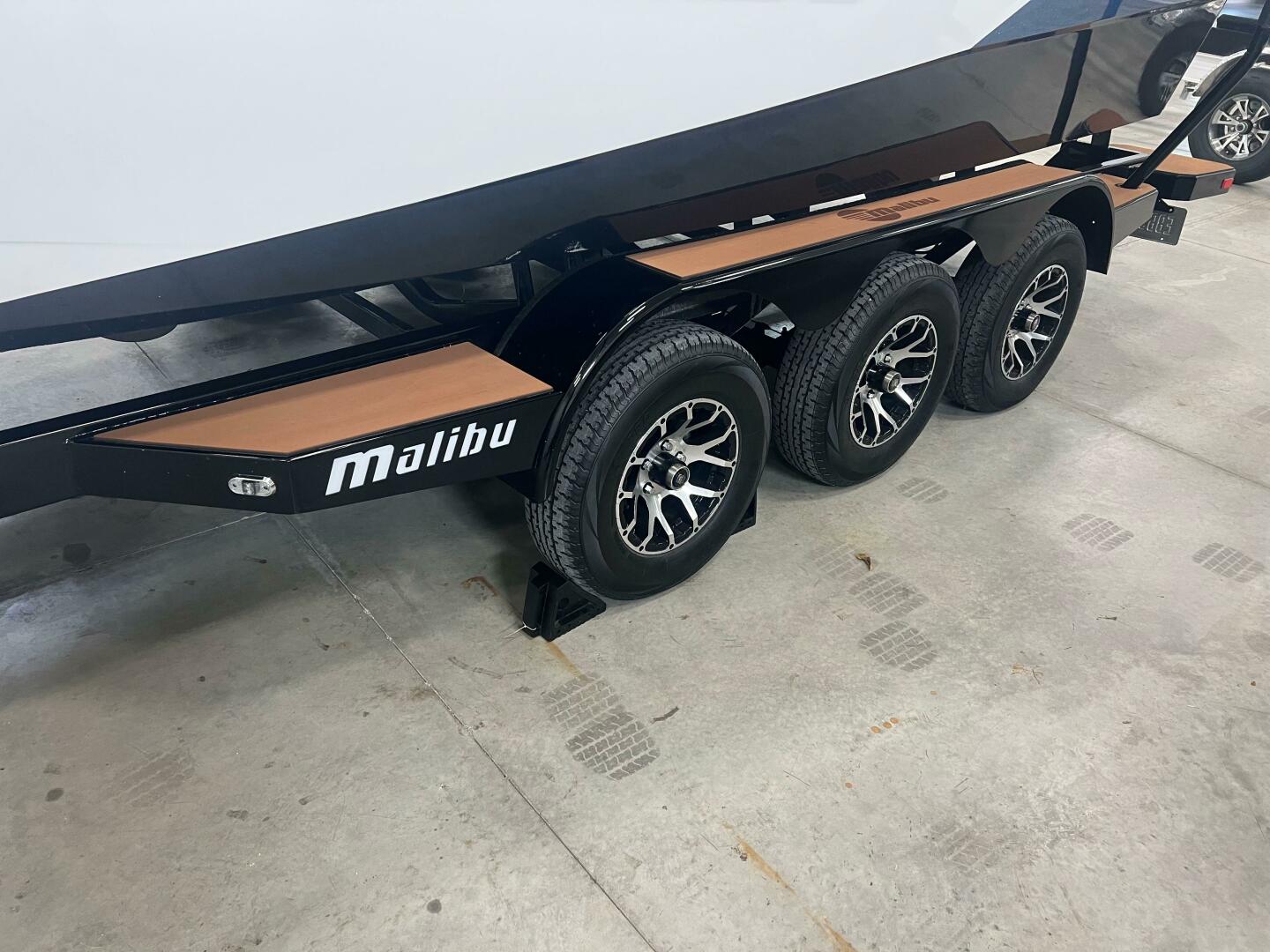 Slide: The Image of Malibu 26 LSV 2023 - 4441750