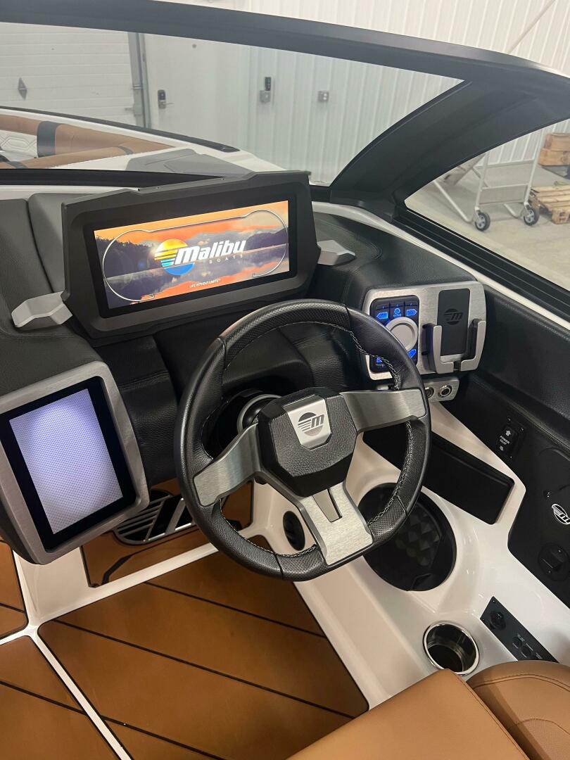 Slide: The Image of Malibu 26 LSV 2023 - 4441756
