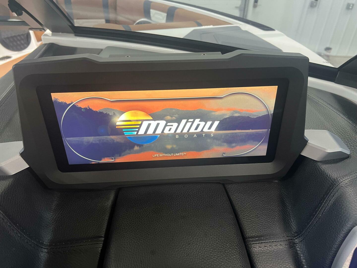 Slide: The Image of Malibu 26 LSV 2023 - 4441767