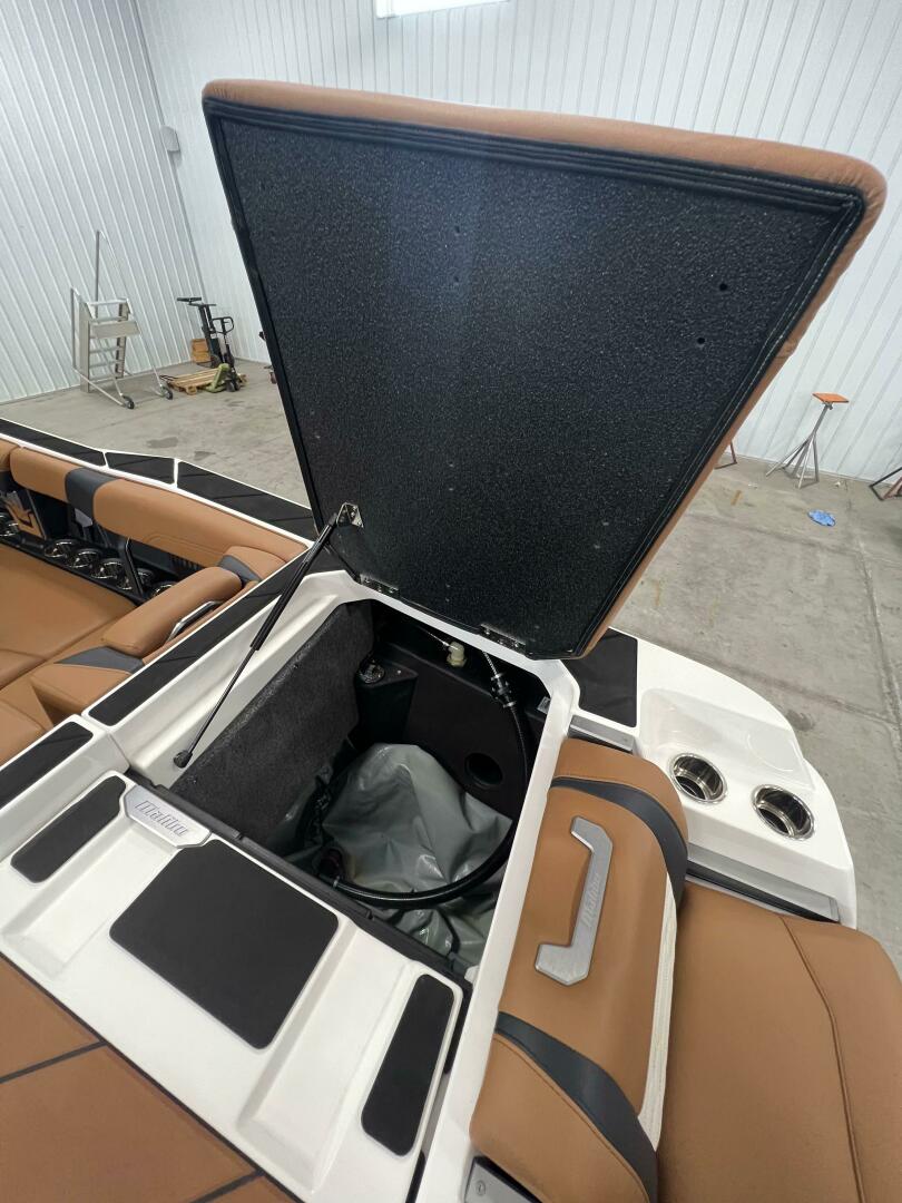 Slide: The Image of Malibu 26 LSV 2023 - 4441776