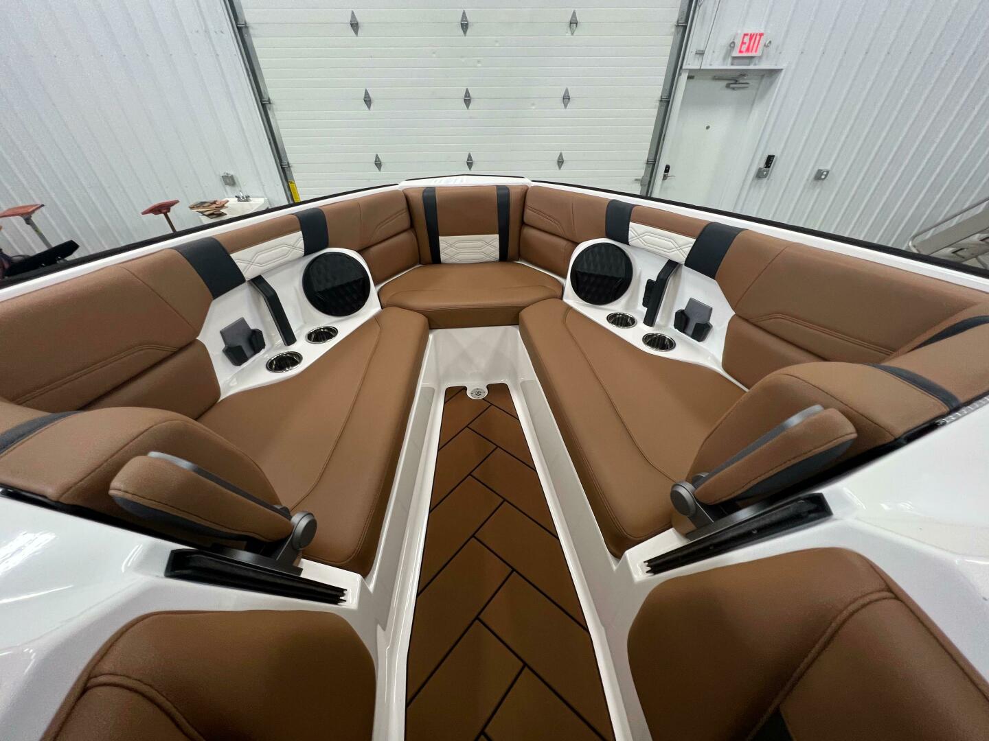 Slide: The Image of Malibu 26 LSV 2023 - 4441791