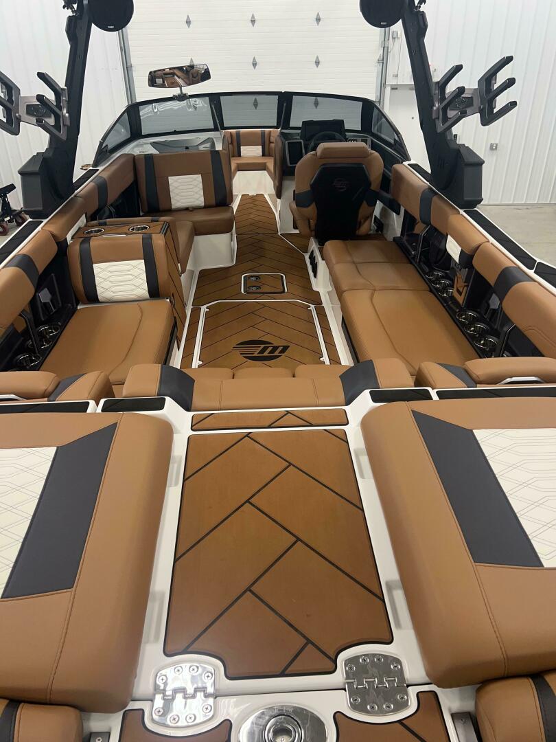 Slide: The Image of Malibu 26 LSV 2023 - 4441792