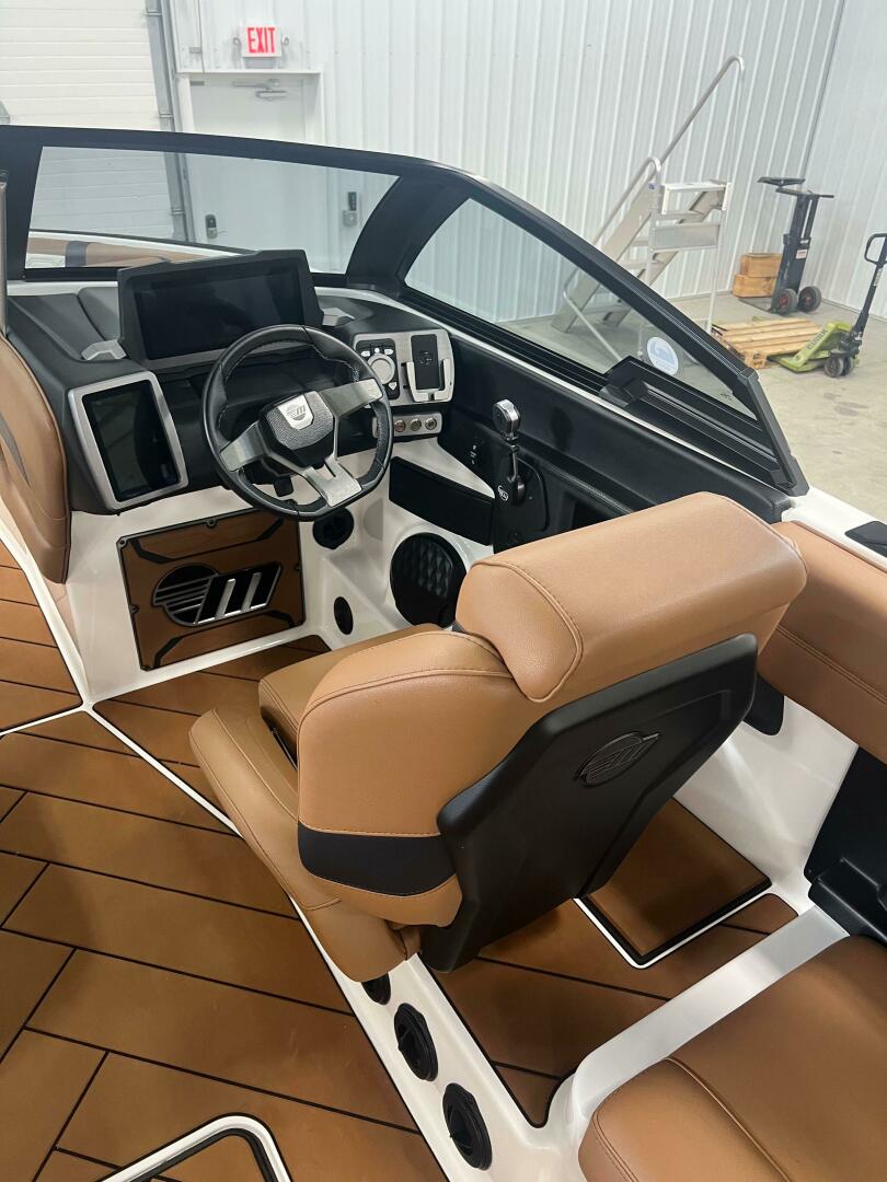 Slide: The Image of Malibu 26 LSV 2023 - 4441794