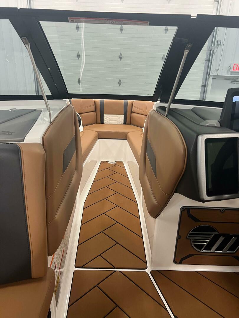 Slide: The Image of Malibu 26 LSV 2023 - 4441799