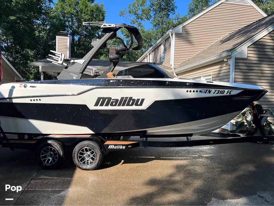 Slide: The Image of Malibu m220 2022 - 15269930