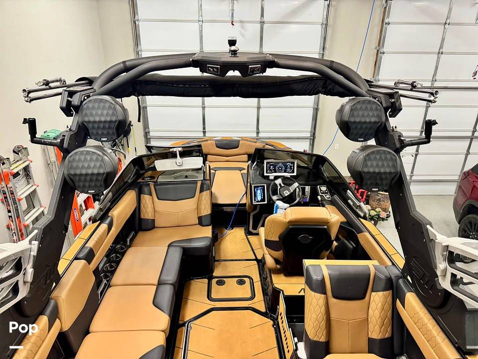 Slide: The Image of Malibu M240 2022 - 15273489