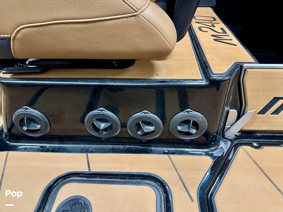 Slide: The Image of Malibu M240 2022 - 15273491