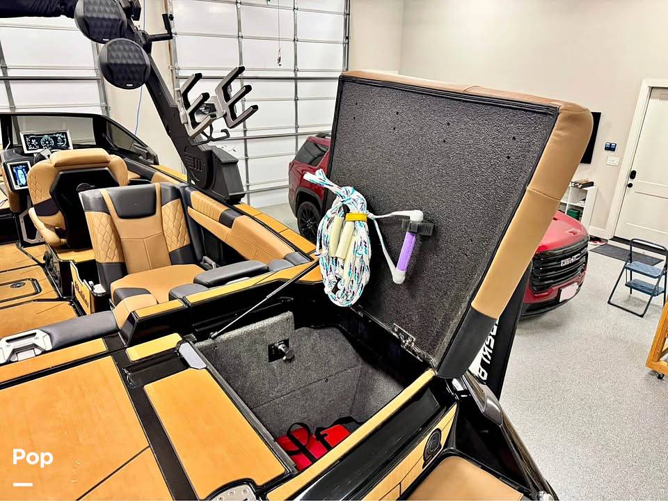 Slide: The Image of Malibu M240 2022 - 15273496