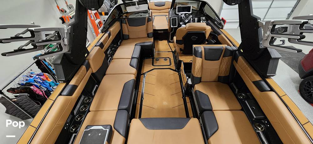 Slide: The Image of Malibu M240 2022 - 15290700