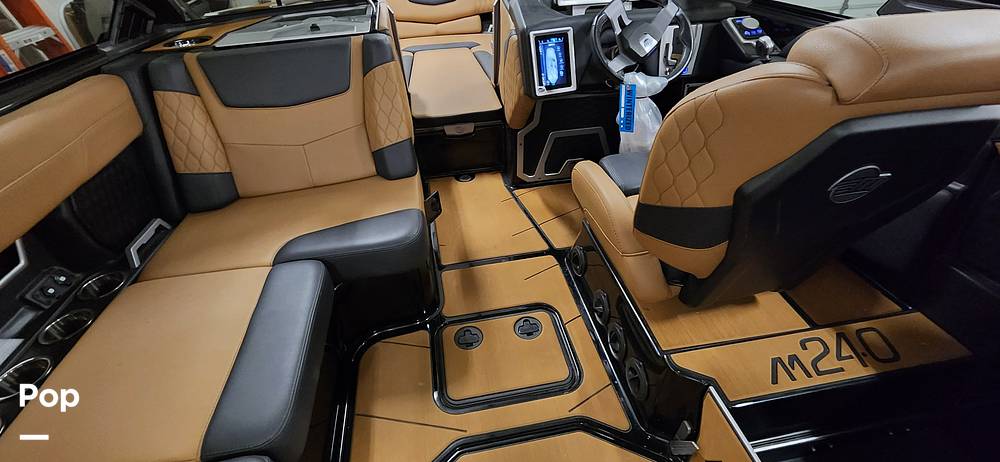 Slide: The Image of Malibu M240 2022 - 15290748