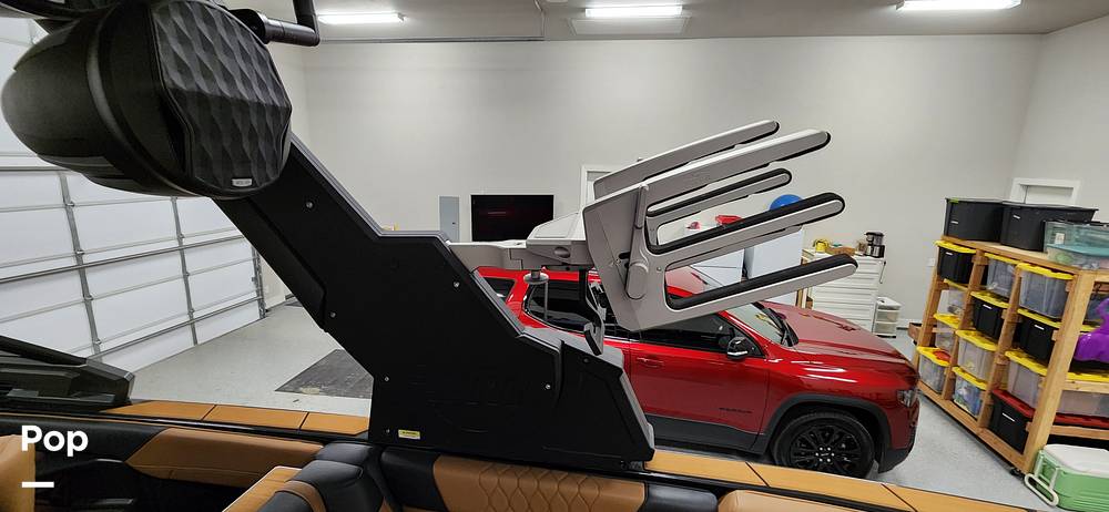 Slide: The Image of Malibu M240 2022 - 15290793