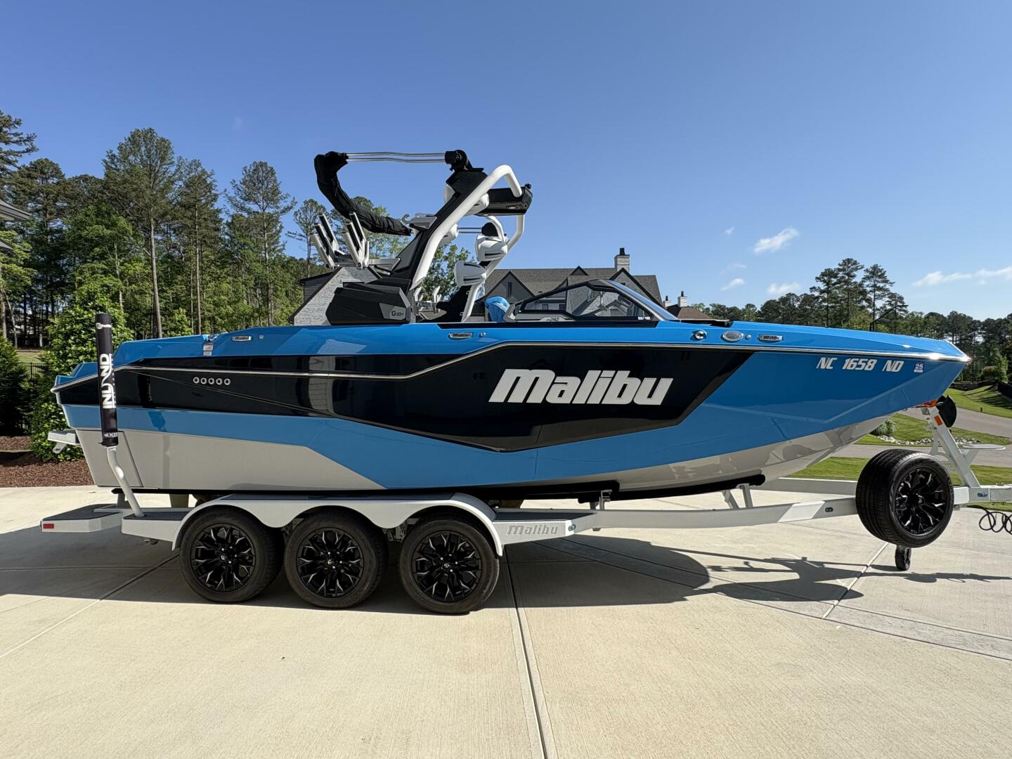 Slide: The Image of Malibu M242 2024 - 5281564
