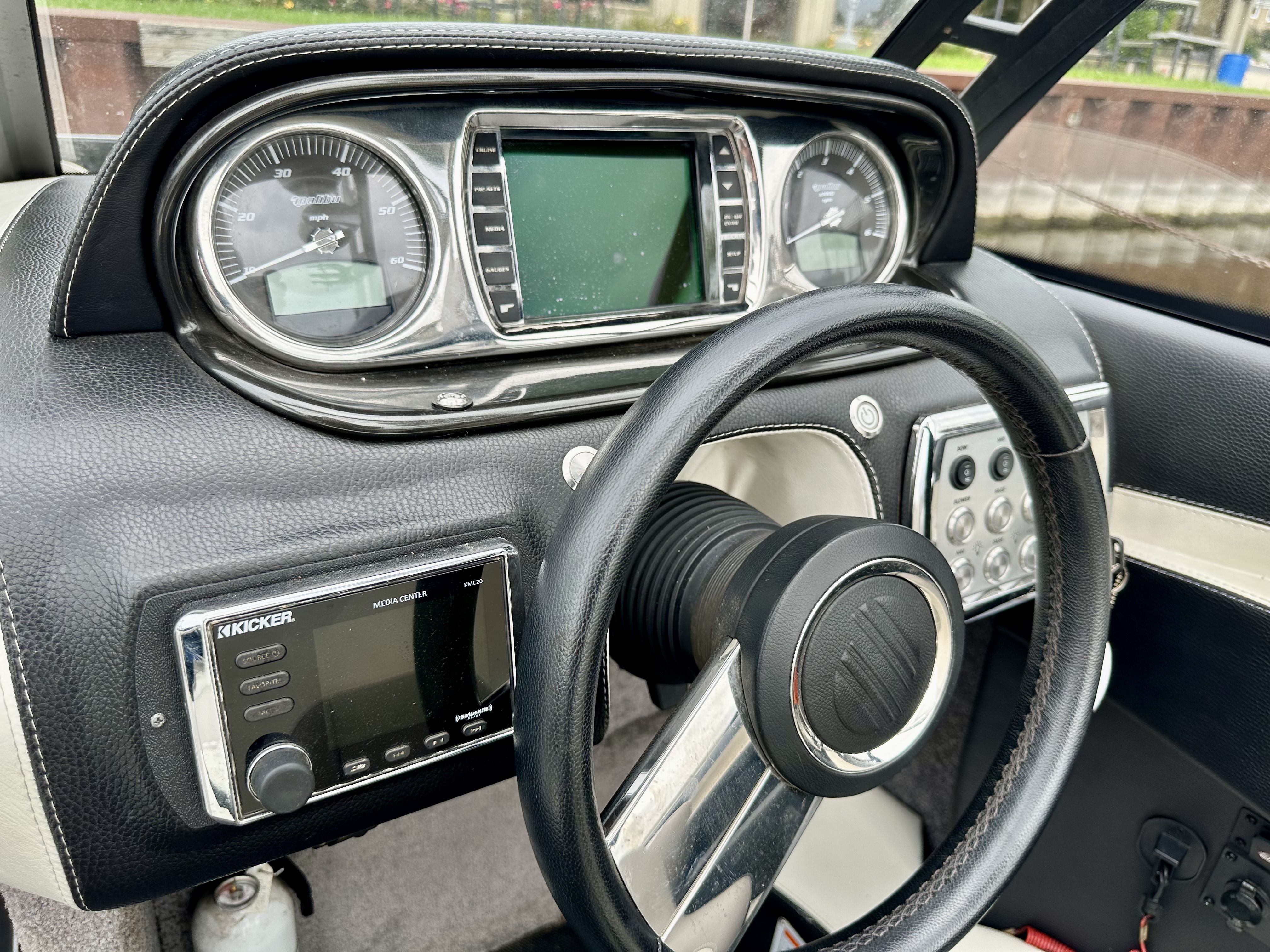 Slide: The Image of Malibu Wakesetter 247 LSV 2012 - 12