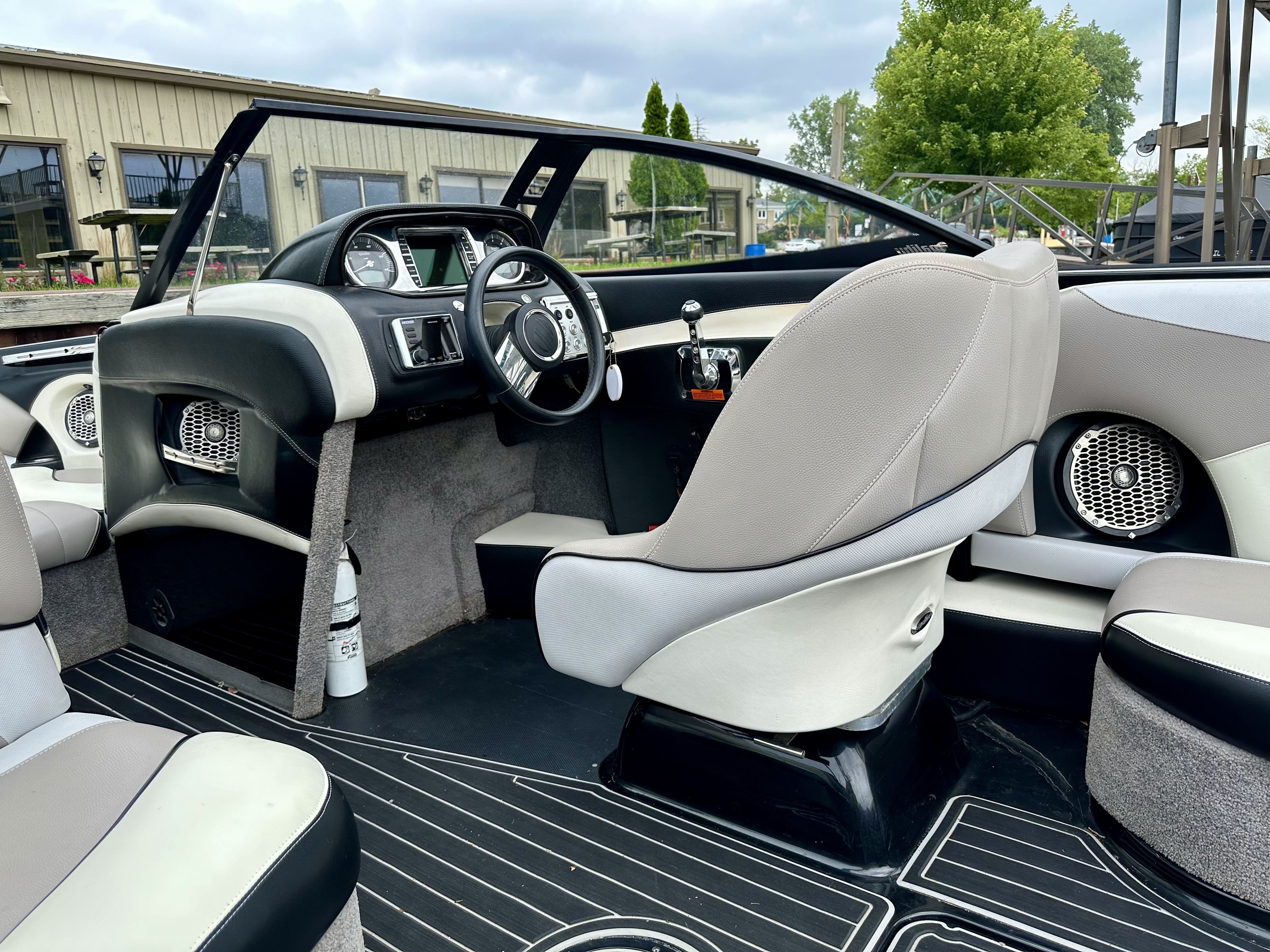 Slide: The Image of Malibu Wakesetter 247 LSV 2012 - 14