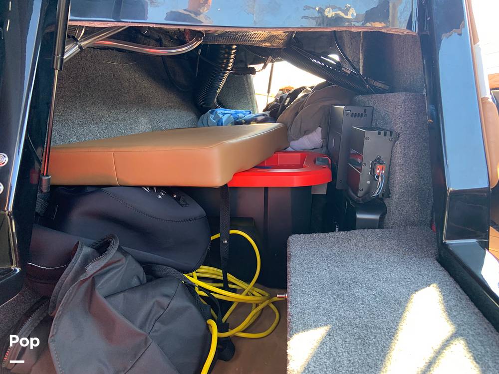 Slide: The Image of Pass Thru Storage Compartment - 13735788