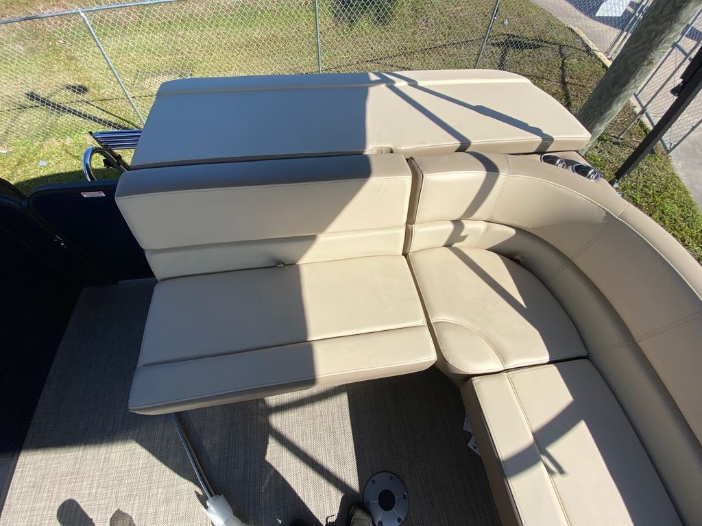 Slide: The Image of 2022 Manitou 18 Aurora LE Standard Twin Tube boat with beige seating. - 21